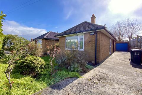 2 bed property, in Warwick Avenue, £200,000