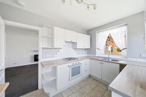 2 bed property, in Barn Meadow Crescent, £180,000