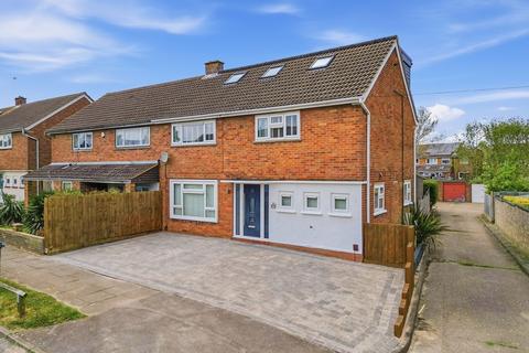 5 bed property, in Kennet Drive, £475,000
