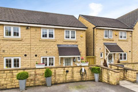 3 bed property, in The Knoll, £190,000