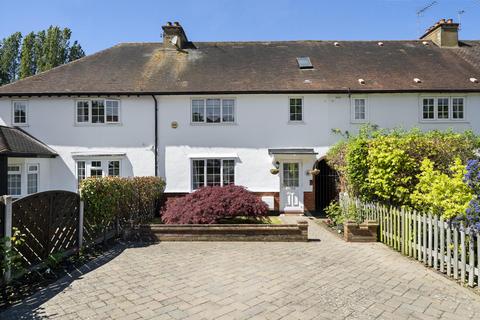 3 bed property, in Rythe Road, £899,950