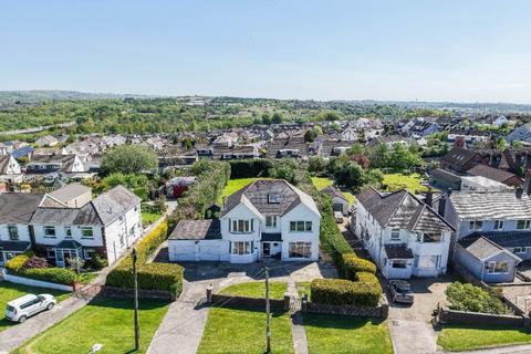5 bed property, in Pen-Yr-Heol, £699,950