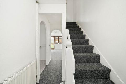 2 bed property, in Nuthatch Gardens, £340,000