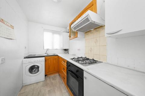 2 bed property, in Nuthatch Gardens, £340,000