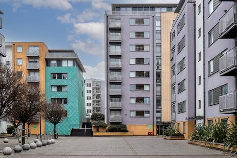 2 bed property, in Deals Gateway, £365,000