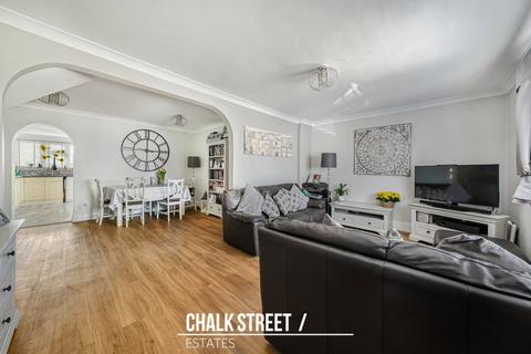 4 bed property, in Priors Park, £550,000