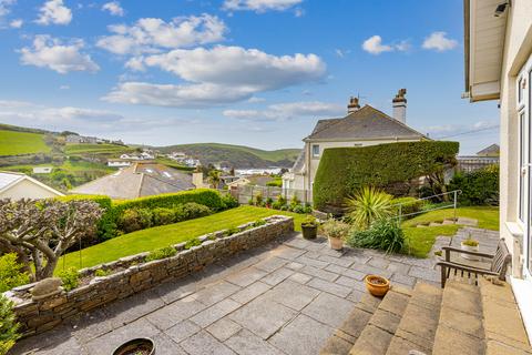 5 bed property, in Grand View Road, £795,000