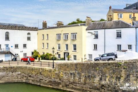 4 bed property, in Pier Hill, £850,000
