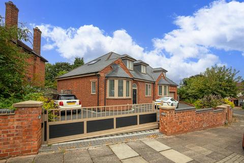 5 bed property, in Park Hill Drive, £525,000