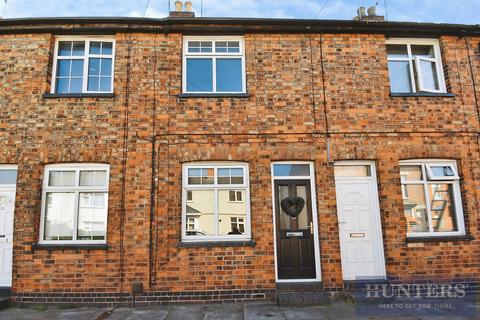 2 bed property, in Manor Street, £180,000