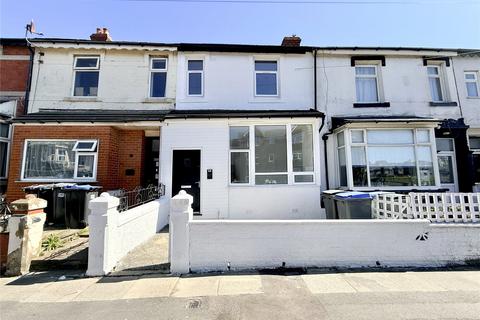 5 bed property, in Central Drive, £260,000