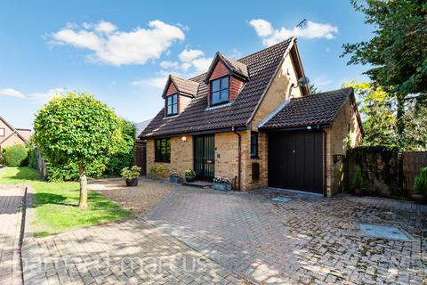 2 bed property, in Fairfield Close, £650,000