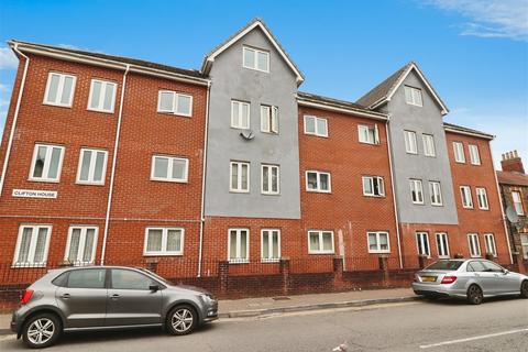 1 bed property, in Broadway, £70,000