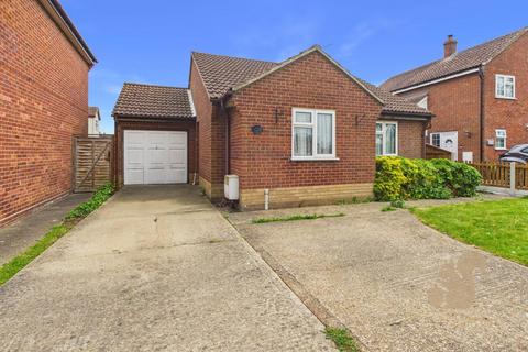 2 bed property, in Chatsworth Road, £350,000