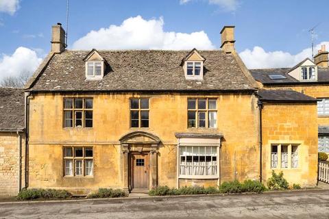 4 bed property, in High Street, £975,000