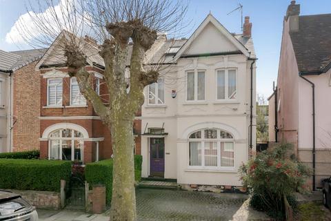 4 bed property, in Melrose Avenue, £1,350,000
