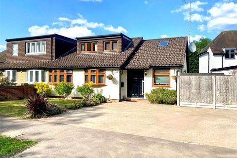 5 bed property, in Santers Lane, £900,000
