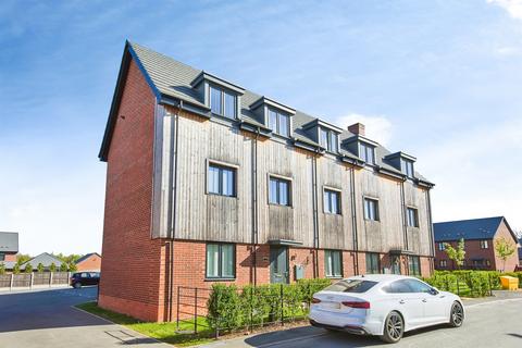 2 bed property, in Nathaniel Drive, £200,000
