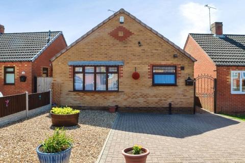 2 bed property, in Devonshire Close, £200,000