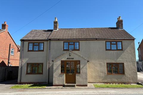 5 bed property, in South Otterington, £450,000