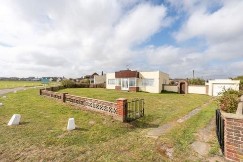 3 bed property, in The Esplanade, £250,000