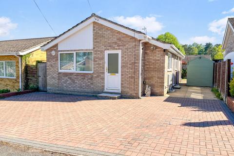 2 bed property, in Blackbird Avenue, £220,000