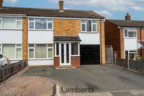 4 bed property, in Hamilton Drive, £325,000