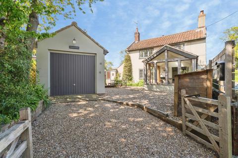 2 bed property, in Pit Street, £350,000