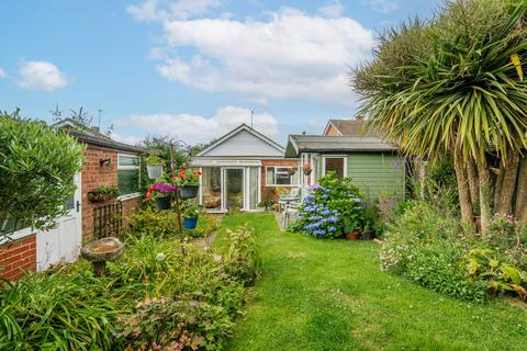 3 bed property, in Elizabeth Close, £270,000