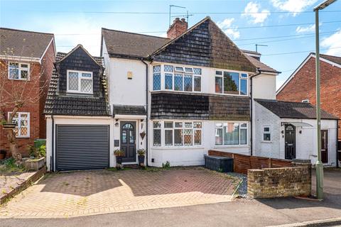 3 bed property, in Camberley, £435,000