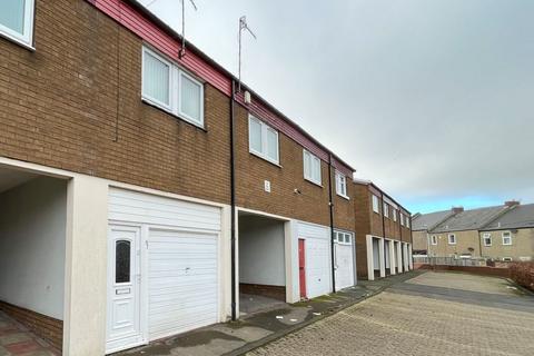 2 bed property, in Elliott Drive, £90,000