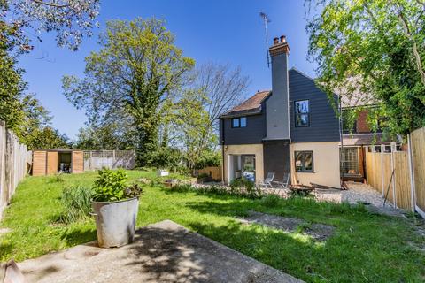 3 bed property, in Cranbrook Road, £425,000