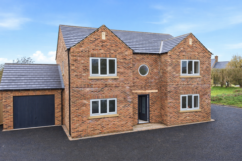 5 bed property, in School Pasture, £775,000