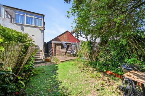 2 bed property, in Vincent Gardens, £399,950
