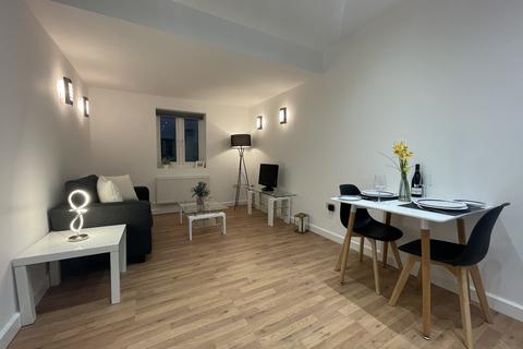 1 bed property, in Duke Street, £120,000