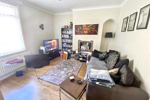 2 bed property, in Roseberry Street, £70,000