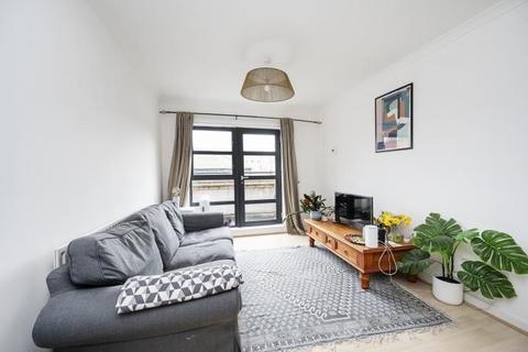 2 bed property, in Back Church Lane, £425,000