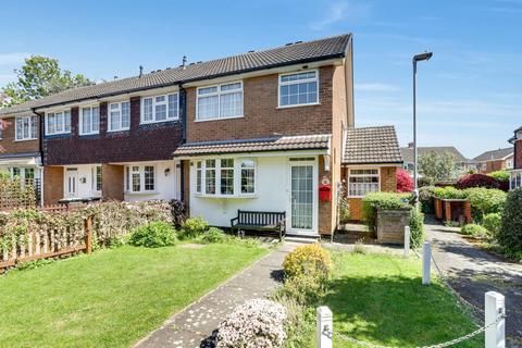 3 bed property, in Kensington Close, £190,000