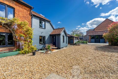 5 bed property, in Gallants Lane, £750,000