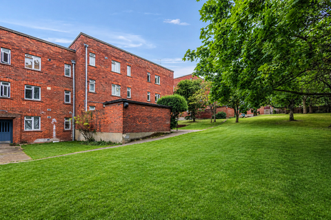 1 bed property, in Browning Road, £179,915