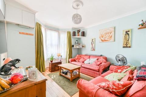 1 bed property, in Elthorne Park Road, £270,000