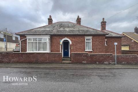 3 bed property, in Cross Road, £235,000