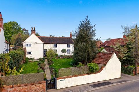 4 bed property, in Main Street, £675,000