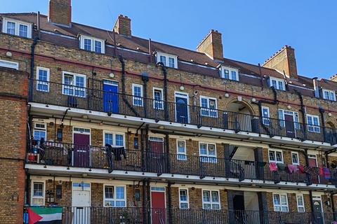2 bed property, in Collingwood Street, £375,000