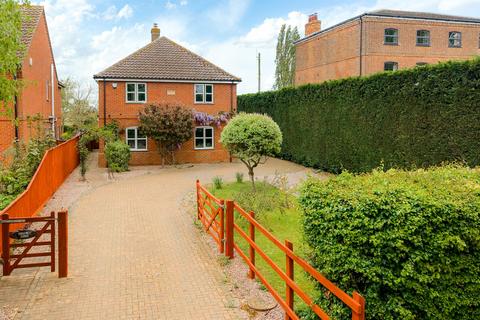4 bed property, in Cemetery Road, £400,000