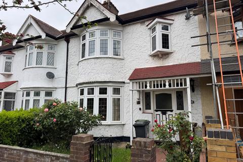 3 bed property, in Lyndhurst Gardens, £600,000