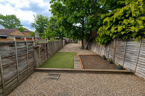 2 bed property, in Church Road, £279,963