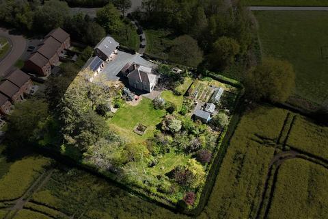 3 bed property, in Common Lane, £750,000