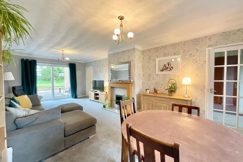 4 bed property, in Greenfield Road, £375,000