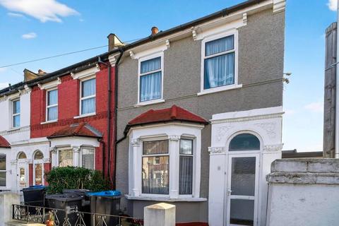 2 bed property, in Sandown Road, £440,000